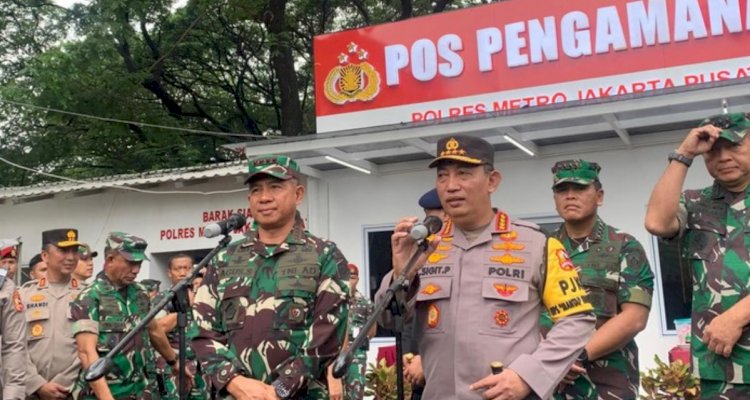 Panglima TNI Jenderal Agus Subiyanto dan Kapolri Jenderal Listyo Sigit Prabowo melaksanakan pengecekan keamanan pemungutan suara di TPS